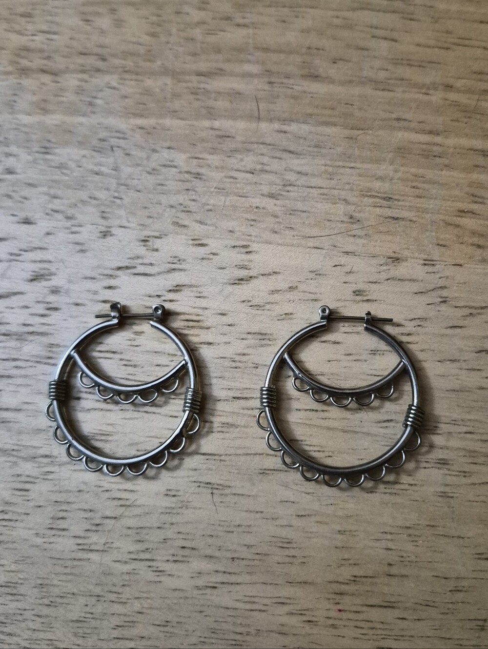 Vintage Silver Tone Bali Scalloped Hoop Earrings Boho